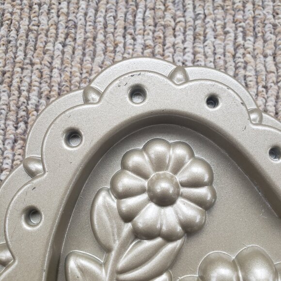 Williams Sonoma Gold Nordic Ware Decorative Heart Cake Pan Flowers Floral - Picture 4 of 8